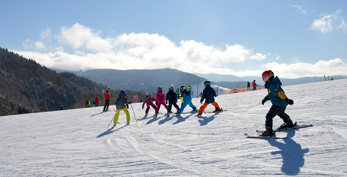 Apprentissage de ski dans une colonie de vacances
